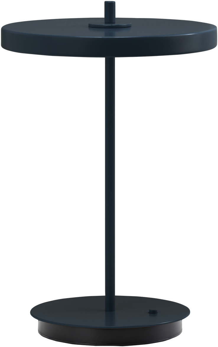 Moderne, minimalistische Tischlampe Asteria Move in Mitternachtsblau aus der ZEIT Sonderedition. Der zylindrische Lampenschirm sitzt auf einem schlanken, geraden Ständer mit einer runden Basis. Die Lampe ist tragbar und eignet sich zur stilvollen Beleuchtung in verschiedenen Wohnräumen.