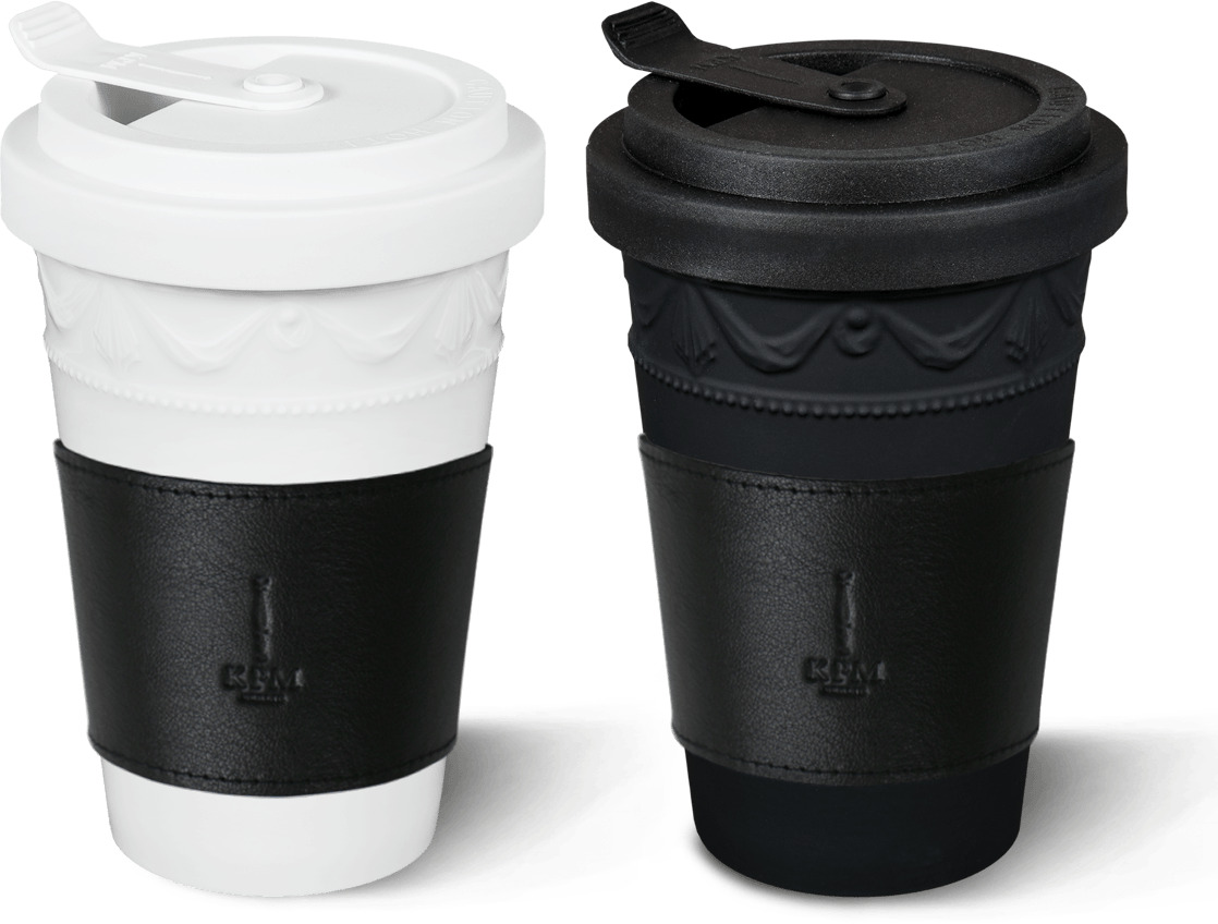 Zwei KPM Kurland to-go Becher aus Porzellan, einer in Weiß und einer in Schwarz, mit schwarzer Griffmanschette und Deckel.