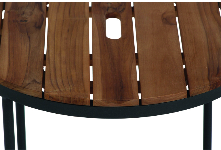 Das Bild zeigt einen Beistelltisch aus Holz und Metall mit einer runden Tischplatte. Die Tischplatte besteht aus braunen Holzlatten und hat ein minimalistisches Design. Die Beine des Tisches sind aus schwarzem Metall.
