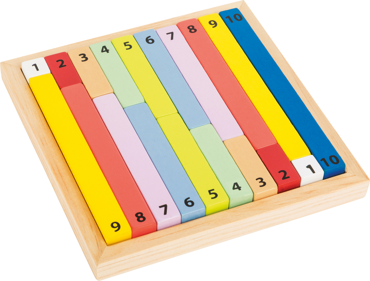 Ein Satz farbenfroher Rechenstäbchen mit den Zahlen 1 bis 10 auf einem hölzernen Tablett. Jedes Stäbchen hat eine unterschiedliche Länge und Farbe, um das Lernen von Zahlen und Mengen zu erleichtern.