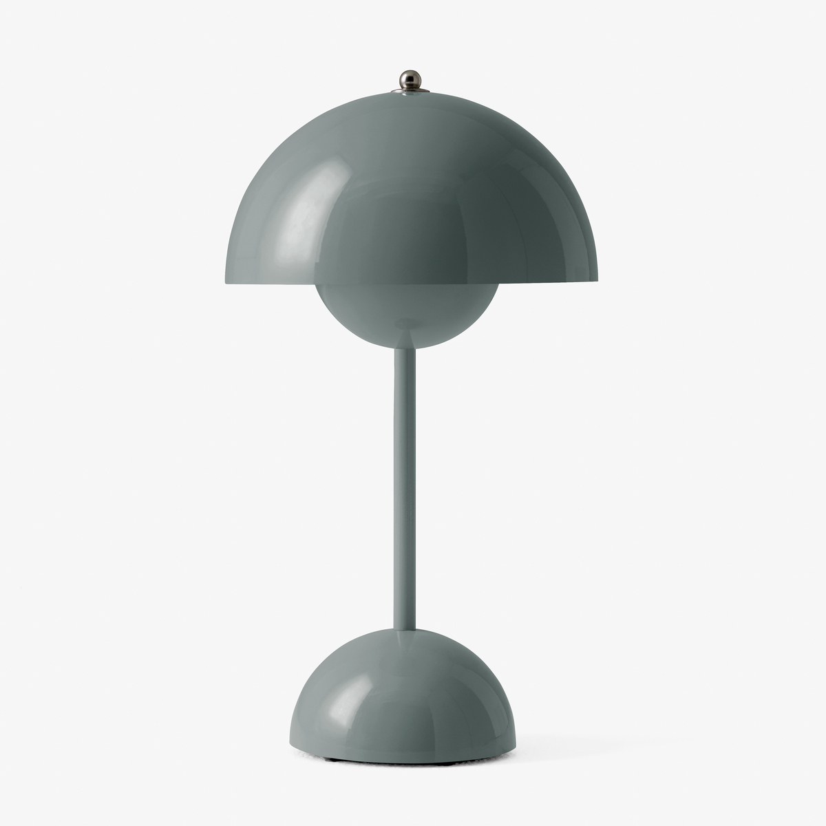 Graue Flowerpot VP9 Tischleuchte mit Akku auf weißem Hintergrund. Die Lampe hat ein modernes, minimalistisches Design mit einer halbkugelförmigen Haube und einem tragbaren Gestell.