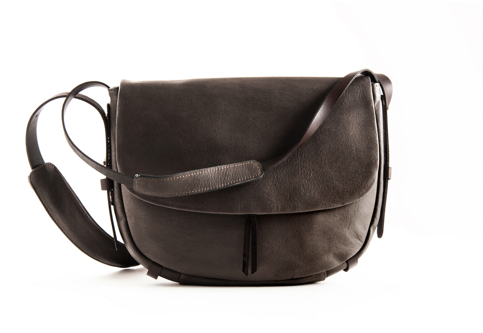 Dunkelbraune Leder-Schultertasche Slingbag M mit verstellbarem Gurt und minimalistischen Design auf weißem Hintergrund.