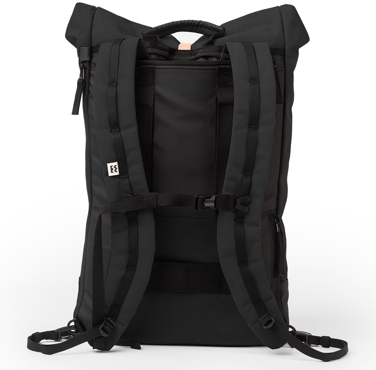 Ein schwarzer Rucksack, der auch als Fahrradtasche verwendet werden kann. Der Rucksack hat zwei verstellbare Schultergurte und mehrere Schnallen für zusätzlichen Halt. Der Hintergrund ist weiß.