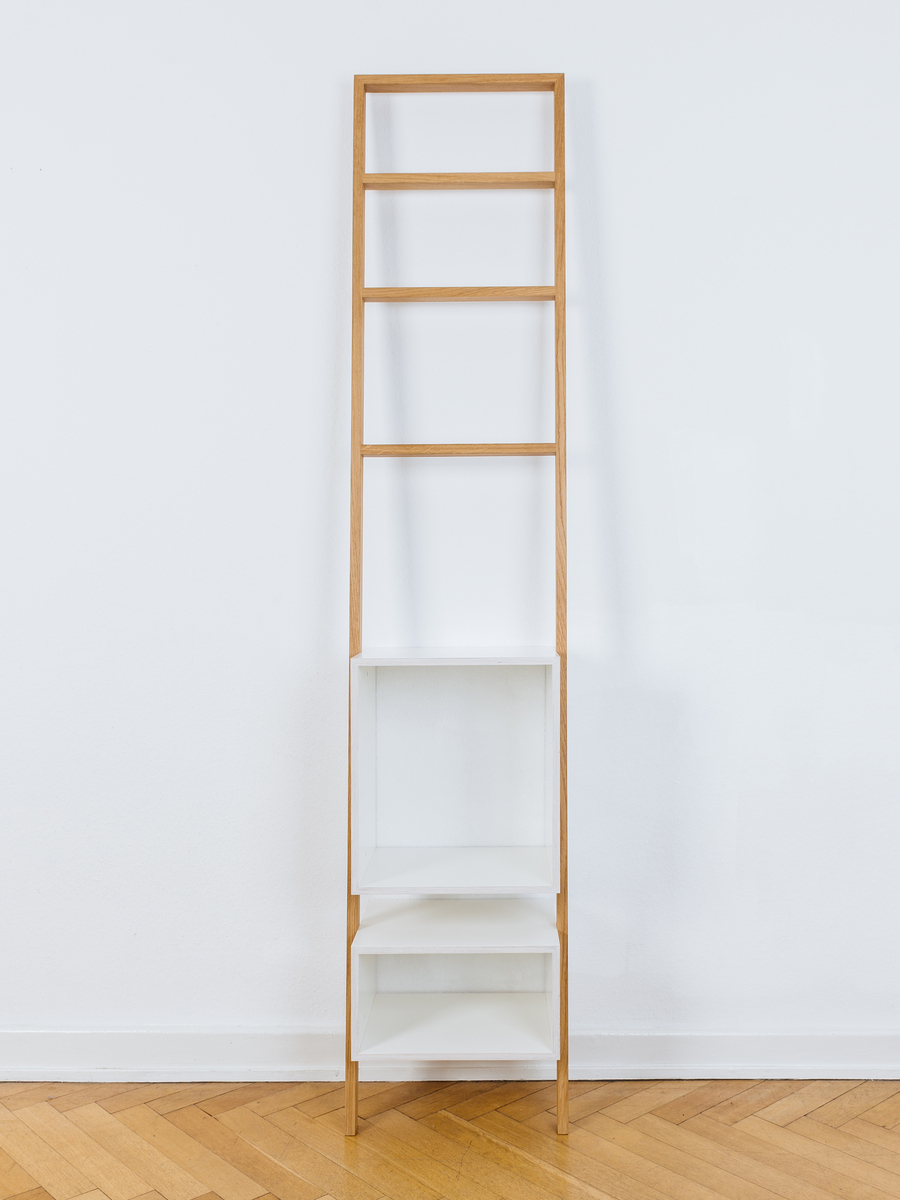 Ein Leiterregal »brecht« aus Holz und weißem Material, das an einer weißen Wand steht. Es hat eine minimalistische und moderne Gestaltung mit mehreren Regalböden, die als Stauraum oder Dekoration genutzt werden können.