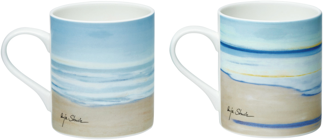 Ein 2er Set von Bechern, gestaltet von Anja Struck, mit maritimen Motiven wie einem Strand und Meer in Blau- und Weißtönen.