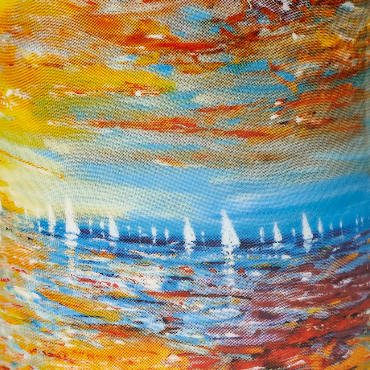 Zwei Porzellanbecher der Marke Ars mundi im Set, gestaltet von Peter Nottrott, stehen nebeneinander auf einer glatten, neutralen Oberfläche. Die Becher zeigen abstrakte, impressionistische Küstenmotive in kräftigen Blau-, Türkis- und Beigetönen mit Akzenten in Gelb und Grün.