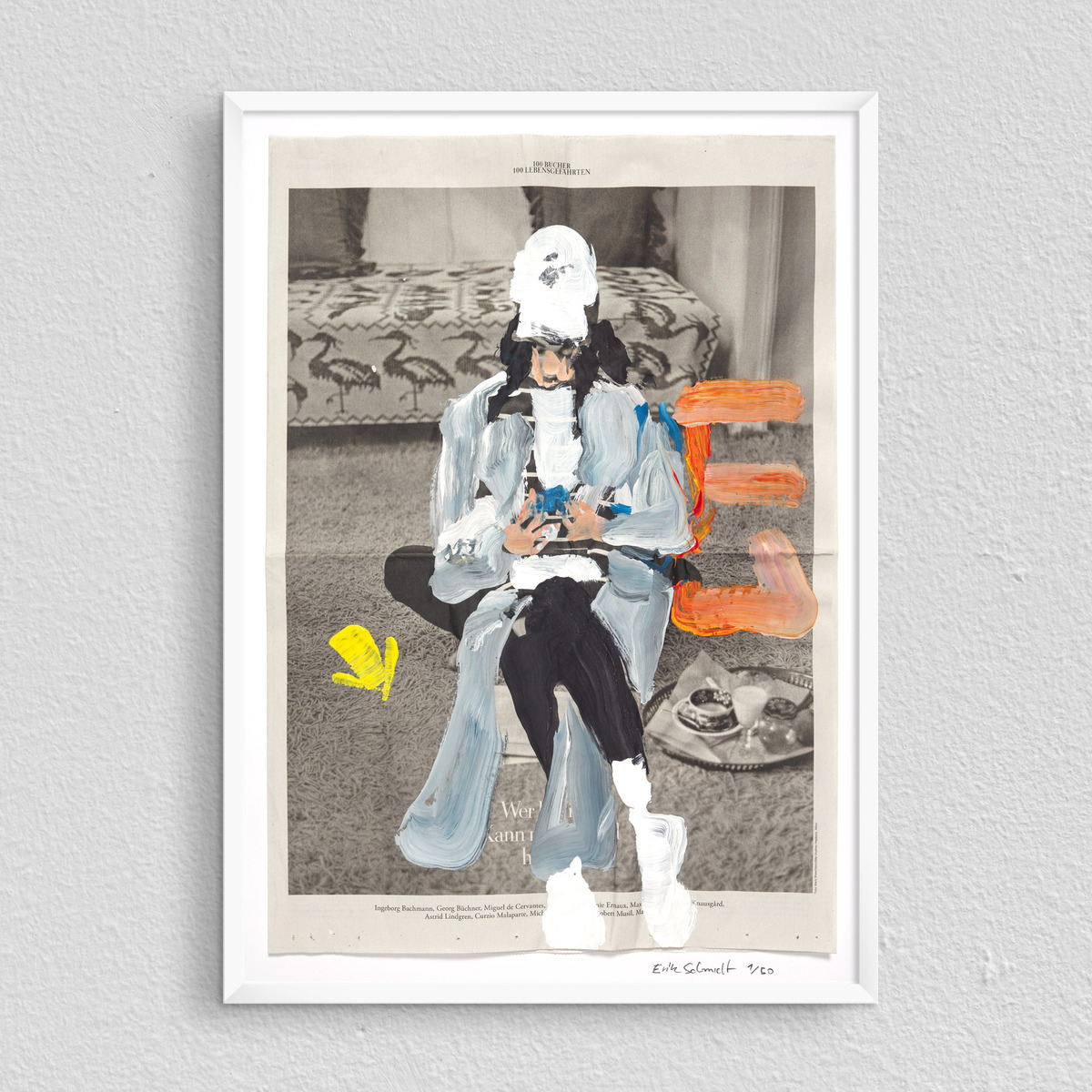 Ein modernes Poster von Erik Schmidt namens »Audrey, 2024« aus der ZEIT-Sonderedition. Das Bild zeigt eine abstrakte Illustration einer Person mit Hut und Trenchcoat, die auf einem Stuhl sitzt. Das Farbschema umfasst Weiß, Schwarz, Grau, Orange und Gelb. Ein auffälliges gelbes Element ist ebenfalls präsent.