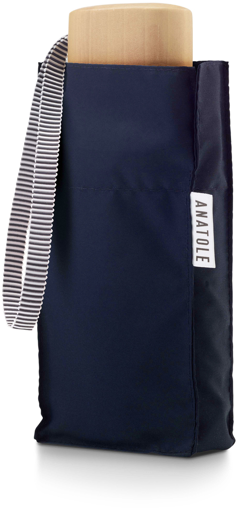 Ein Taschenschirm in der Farbe Navy, zusammengeklappt und in einer schlichten, geradlinigen Hülle aus Nylon, mit einem beige-farbenen Griff und einem gestreiften Trageband.