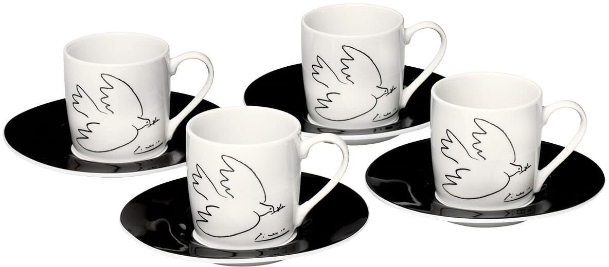 Vier weiße Espressotassen mit schwarzen Untertassen, jede Tasse hat eine einfache Skizze einer fliegenden Taube, die vom Künstler Pablo Picasso entworfen wurde.