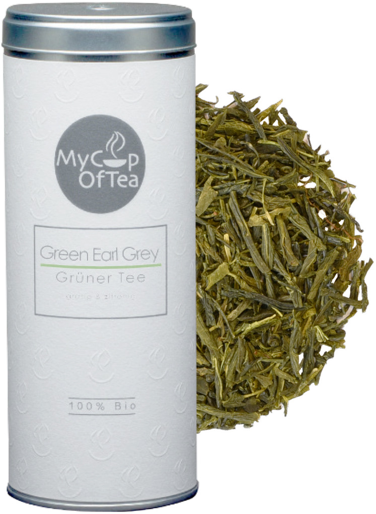 Ein weißes Metalldöschen mit silbernem Deckel, beschriftet mit 'My Cup of Tea'. Neben der Dose befindet sich ein Haufen getrockneter grüner Tee. Die Beschriftung erwähnt 'Green Earl Grey' und '100% Bio'.