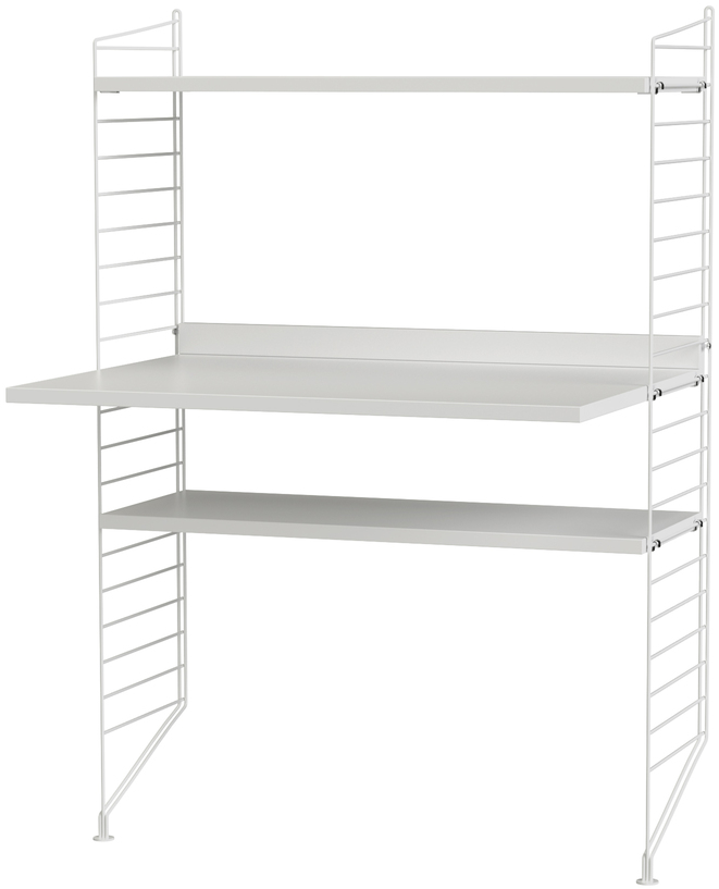 Weiße modular aufgebaute Arbeitsstation von String mit zwei Regalböden und einer großen Arbeitsplatte. Das Design ist minimalistisch und funktional, ideal für ein Home Office oder einen modernen Arbeitsplatz.