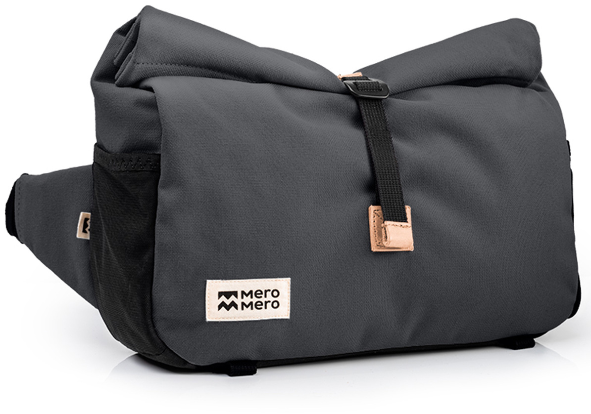 Dunkelgraue Tasche »Piha« mit schwarzem verstellbarem Gurt und kupferfarbenem Verschluss, ideal für Outdoor-Aktivitäten und den täglichen Gebrauch.