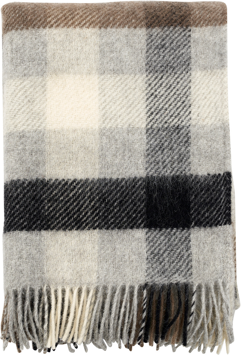 Eine gemusterte Woll-decke namens 'Gotland Multi' mit einem Karomuster in den Farben Braun, Beige, Grau, Schwarz und Creme. Die Decke wirkt gemütlich und warm, ideal für herbstliche oder winterliche Anlässe, und zeigt Fransen an den Enden.