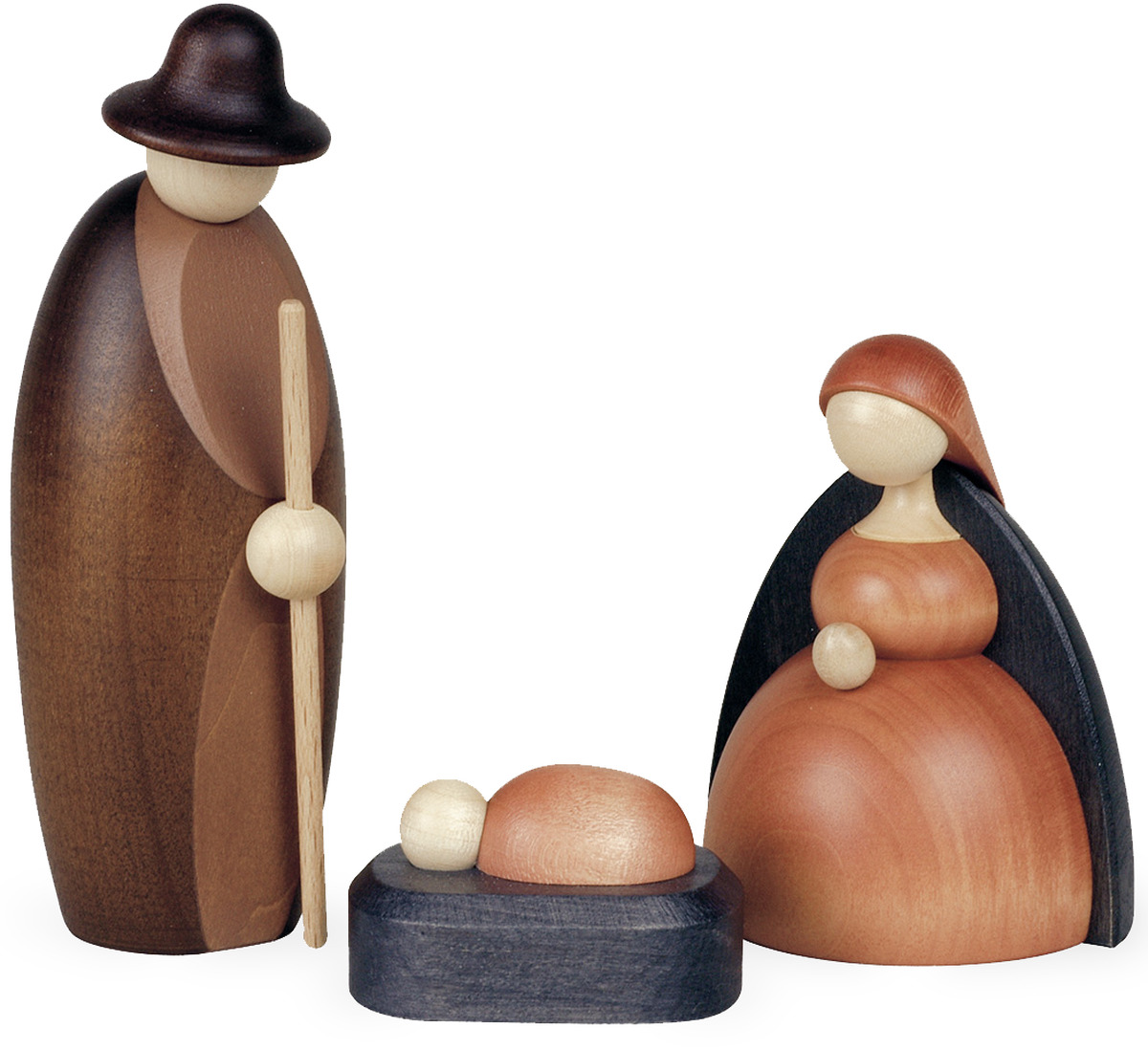 Drei schlichte Holzfiguren stellen die biblische Szene der Geburt Christi dar: Eine stehende Figur mit Stab, eine sitzende Figur mit Umhang und eine liegende Figur auf einer Basis. Die Figuren sind in natürlichen Holzfarben gestaltet.