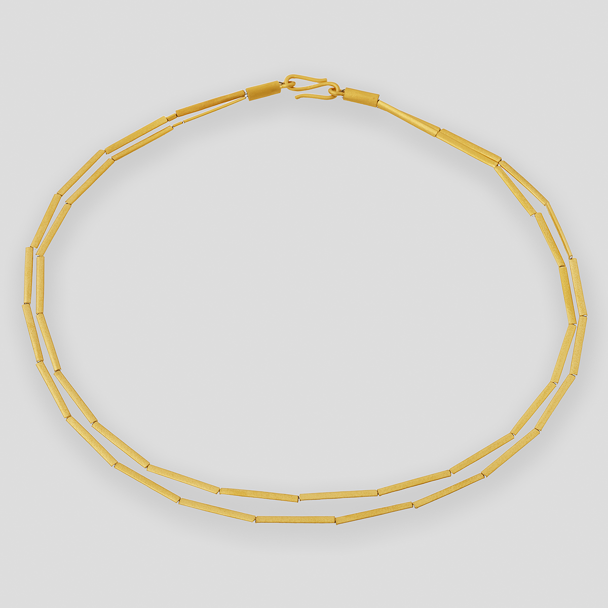 Zarte Halmkette aus feingoldplattiertem Silber mit elegantem, minimalistischem Design auf neutralem Hintergrund, ideal als stilvolles Schmuckstück für besondere Anlässe oder den Alltag.