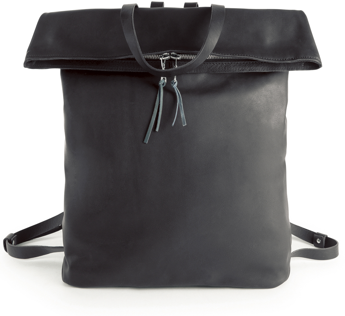 Ein minimalistischer, stilvoller, schwarzer Leder-Rucksack namens »Nabuku« mit einem Reißverschluss oben und verstellbaren Trägern. Der Rucksack hat ein schlichtes und modernes Design.