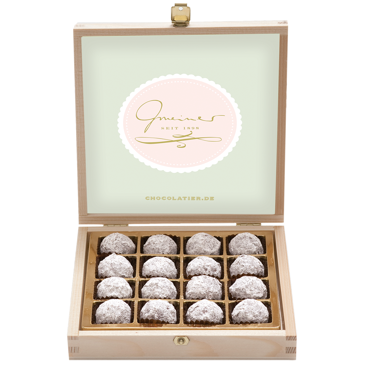 Eine geöffnete, helle Holzbox mit 16 runden Champagnertrüffeln, die in separaten Fächern liegen und mit Puderzucker bestäubt sind. Der Deckel ist innen pastellgrün mit rosa und goldener Verzierung sowie dem Gmeiner-Logo verziert.