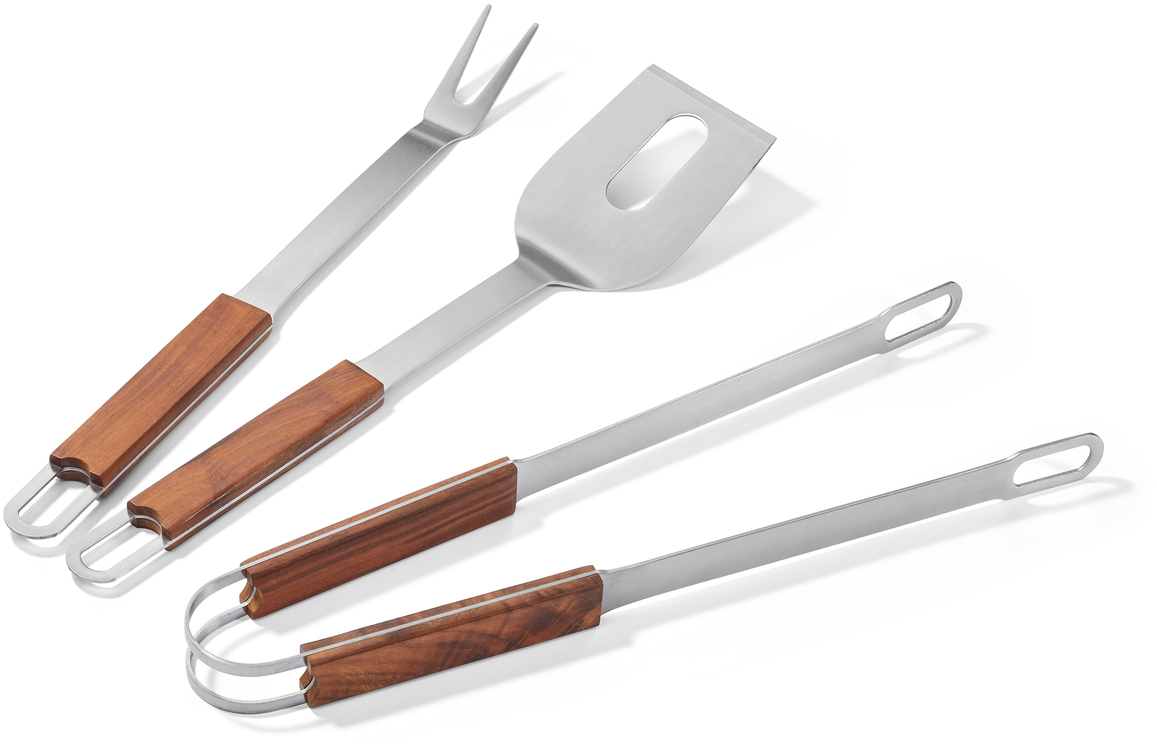 Ein BBQ-Set, bestehend aus vier Grillwerkzeugen mit Holzgriffen und Edelstahlkörpern. Das Set umfasst eine Fleischgabel, einen Grillwender und zwei Grillzangen. Perfekt für Grillen und Barbecue.