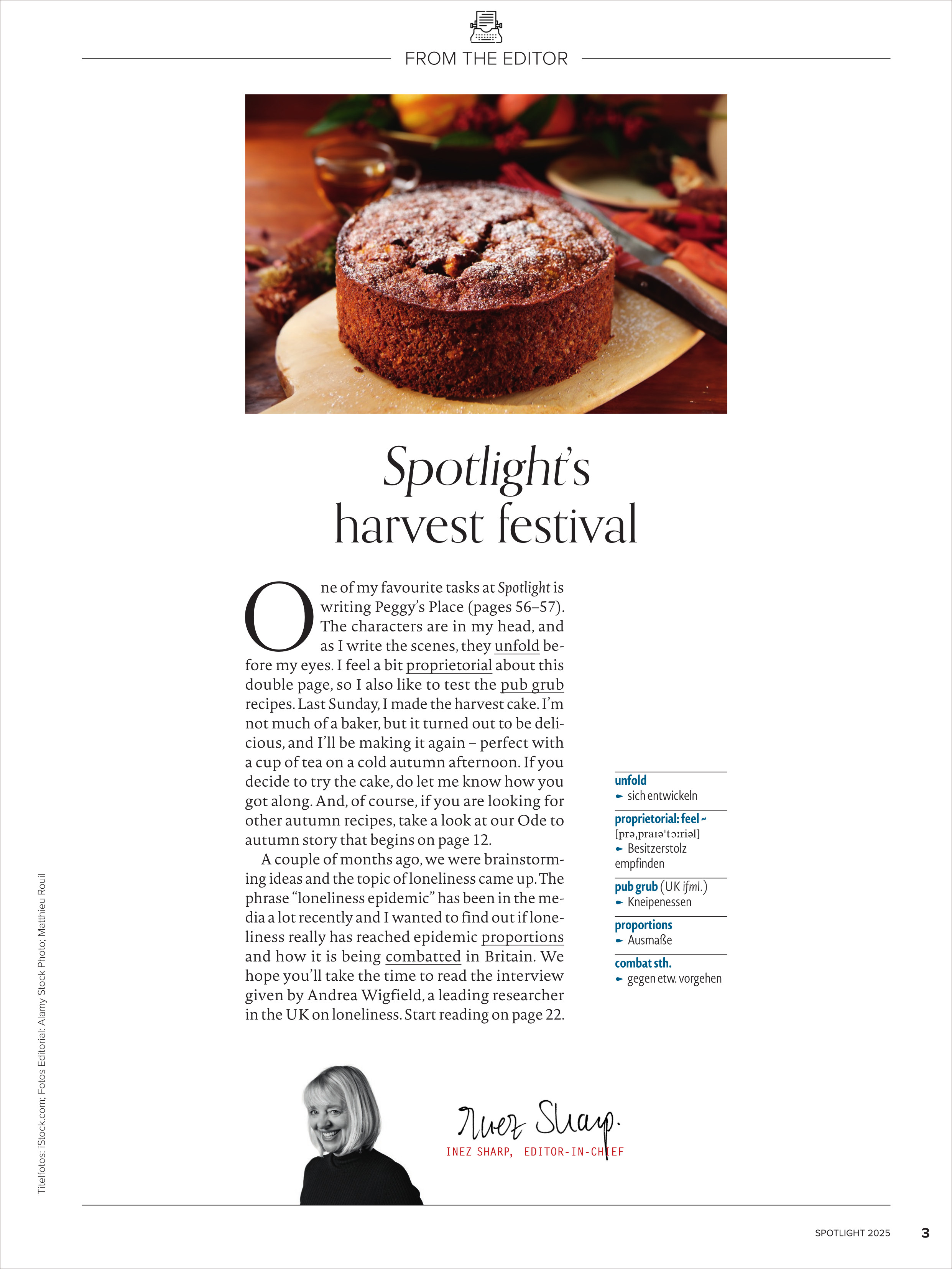 Das Titelbild des Spotlight Magazins Ausgabe 13/2025 zeigt einen herbstlichen Kuchen mit Puderzucker bestäubt auf einem Holztisch. Darüber und darunter stehen englische und deutsche Texte sowie eine Signatur der Chefredakteurin. Das Bild vermittelt eine warme, herbstliche Atmosphäre mit kulinarischem Fokus.