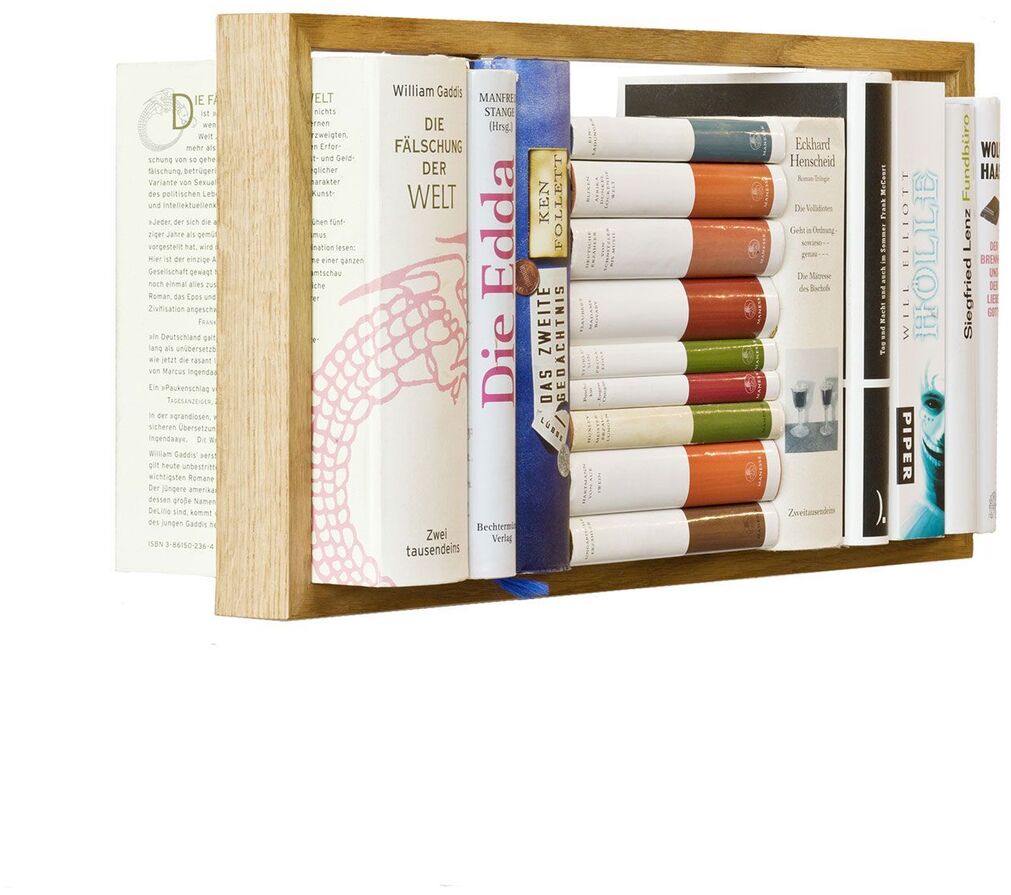 Ein Regal namens 'Regal »b«', das an der Wand montiert ist und zahlreiche Bücher hält. Es besteht aus Holz und hat ein minimalistisches Design.