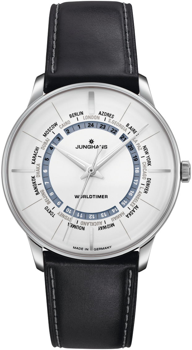 Eine elegante Herrenarmbanduhr aus der ZEIT-Kollektion, genannt 'Meister Worldtimer'. Die Uhr hat ein schwarzes Lederarmband und ein weißes Zifferblatt mit blauen und silbernen Akzenten. Sie verfügt über eine Weltzeitanzeige, die verschiedene Städte anzeigt. Der Markennamen Junghans ist auf dem Zifferblatt zu sehen.