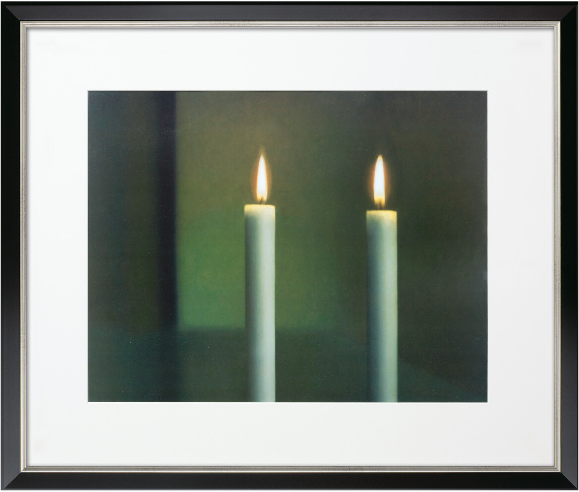 Ein Bild von Gerhard Richter mit dem Titel »Zwei Kerzen« aus dem Jahr 1982, exklusiv gerahmt von DIE ZEIT. Das Bild zeigt zwei brennende weiße Kerzen vor einem dunklen, grünlichen Hintergrund.