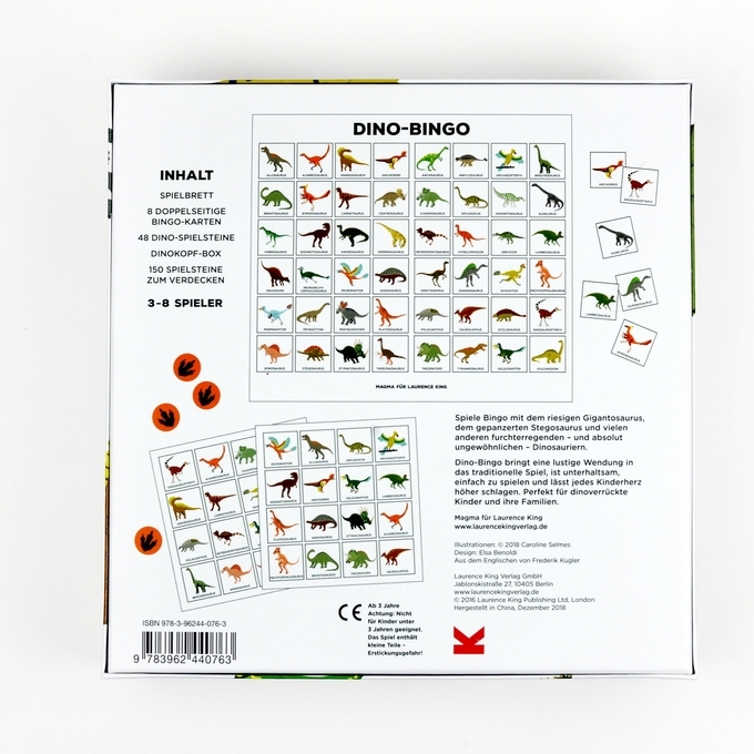Verpackung des Dino-Bingo-Spiels mit illustrierten Dinosaurierkarten und Spielanleitung. Enthält bunte Dinosauriergrafiken auf weißem Hintergrund.