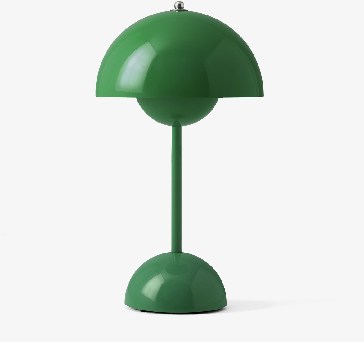 Das Bild zeigt die Flowerpot VP9 Tischleuchte mit Akku in grüner Farbe. Die Lampe hat ein minimalistisches, modernes Design mit einer runden Basis und einem halbkugelförmigen Schirm, passend für Innenräume wie Wohnzimmer, Kinderzimmer oder Büros.