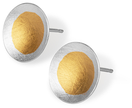 Ein Paar Ohrstecker mit einem minimalistischen Design, gefertigt aus Silber mit einer goldenen Innenfläche.