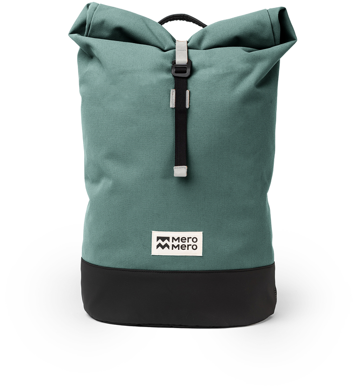 Grüne Fahrradtasche »Annecy« von Mero Mero mit schwarzem Boden und weißem Logo an der Vorderseite. Die Fahrradtasche hat ein minimalistisches Design und einen Rollverschluss.