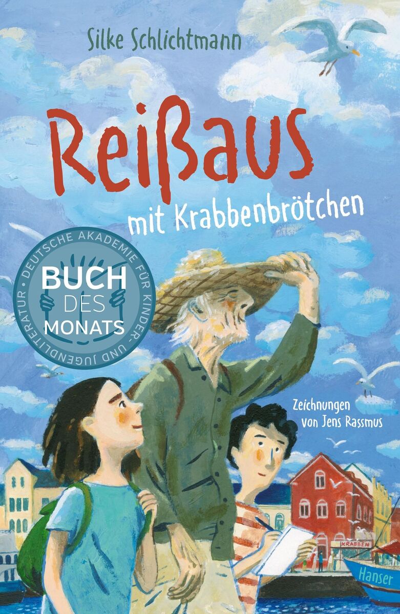 Cover des Buches 'Reißaus mit Krabbenbrötchen' von Silke Schlichtmann. Drei Figuren, ein alter Mann, ein Junge und ein Mädchen, gehen vor einem Hintergrund mit blauem Himmel und Wolken. Über ihnen fliegt eine Möwe. Im Hintergrund sind Gebäude und ein glitzerndes Meer zu sehen.