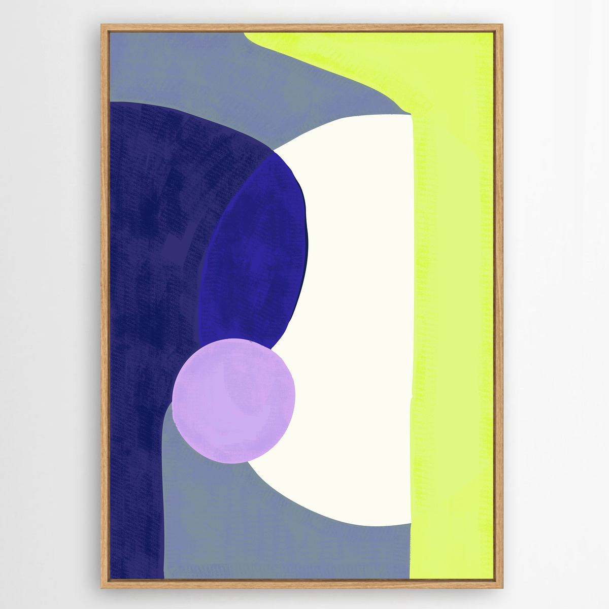 Abstraktes Leinwandbild 'Riso' mit geometrischen Formen in Blau, Flieder und Hellgelb, gerahmt in naturfarbenem Holz, vor weißem Hintergrund hängend. Bild eignet sich als moderne Wanddekoration für verschiedene Wohnräume.