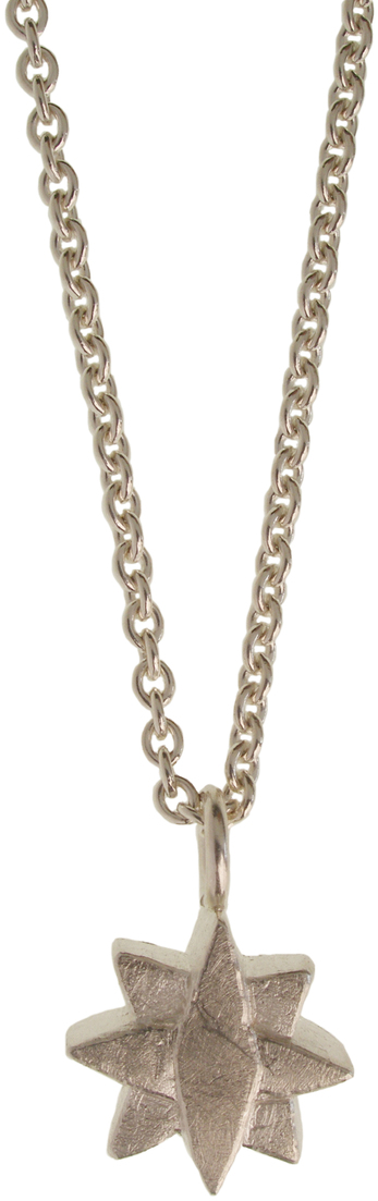 Eine silberne Kette mit einem Anhänger in Form einer Kompassrose.