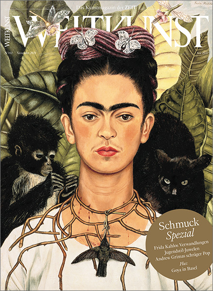Cover des Magazins 'WELTKUNST 192/21 Schmuck Spezial' mit einem Portrait von Frida Kahlo, umgeben von Affen und Schmetterlingen vor einem Hintergrund aus grünen Blättern. Ein braunes Schmuckelement ist um ihren Hals gelegt.