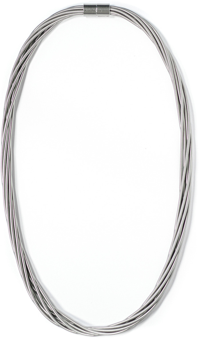 Eine elegante Halskette namens Collier »Twist«, bestehend aus mehreren silbernen Drähten, die sich zart umschlingen. Die Kette hat einen modernen und minimalistischen Stil mit einem schlichten Verschluss.