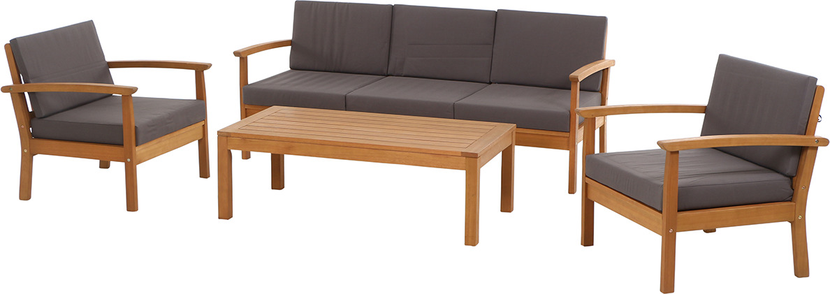 Das Bild zeigt ein 4-teiliges Tavira Lounge Set, bestehend aus zwei Sesseln, einem Dreisitzer-Sofa und einem rechteckigen Couchtisch. Die Möbel haben eine Holzkonstruktion mit grauen Polsterungen.