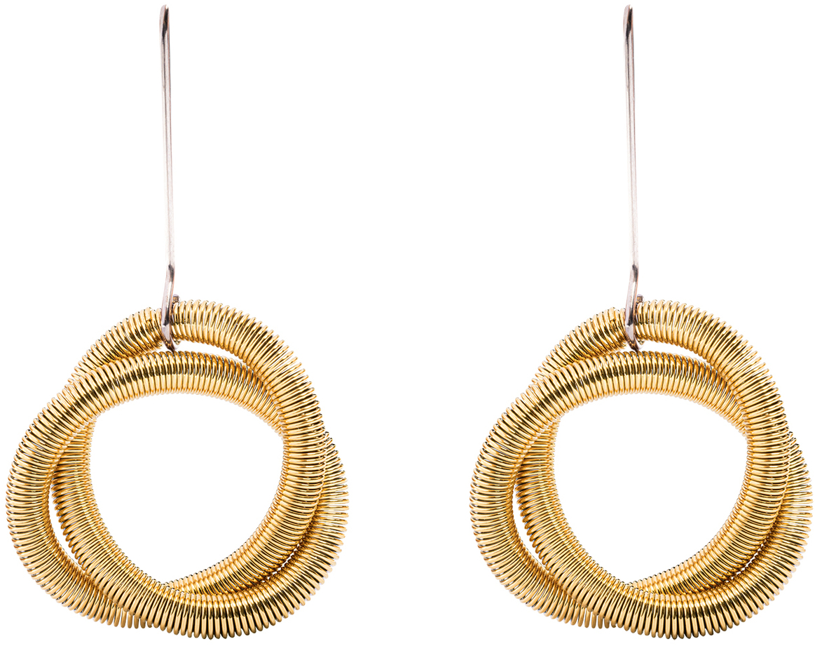 Zwei moderne Ohrringe „Oh Tress Gold“ der Marke la molla aus filigranen, vergoldeten Edelstahlfedern. Die Ohrringe haben eine verschlungene, kreisförmige Form und hängen an schlichten, silberfarbenen Haken. Sie wirken leicht, architektonisch und elegant.