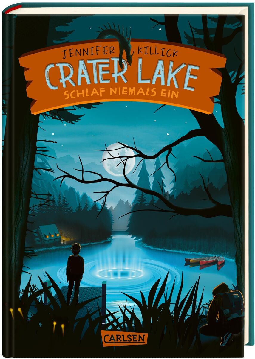 Cover des Buches 'Crater Lake - Schlaf NIEMALS ein' von Jennifer Killick, veröffentlicht vom Carlsen Verlag. Das Cover zeigt einen nächtlichen See umgeben von einem Wald. Im Vordergrund stehen zwei menschliche Silhouetten am Ufer. Der See und der Himmel sind in Blautönen gehalten, während der Titel in einem orangen Banner dargestellt wird.