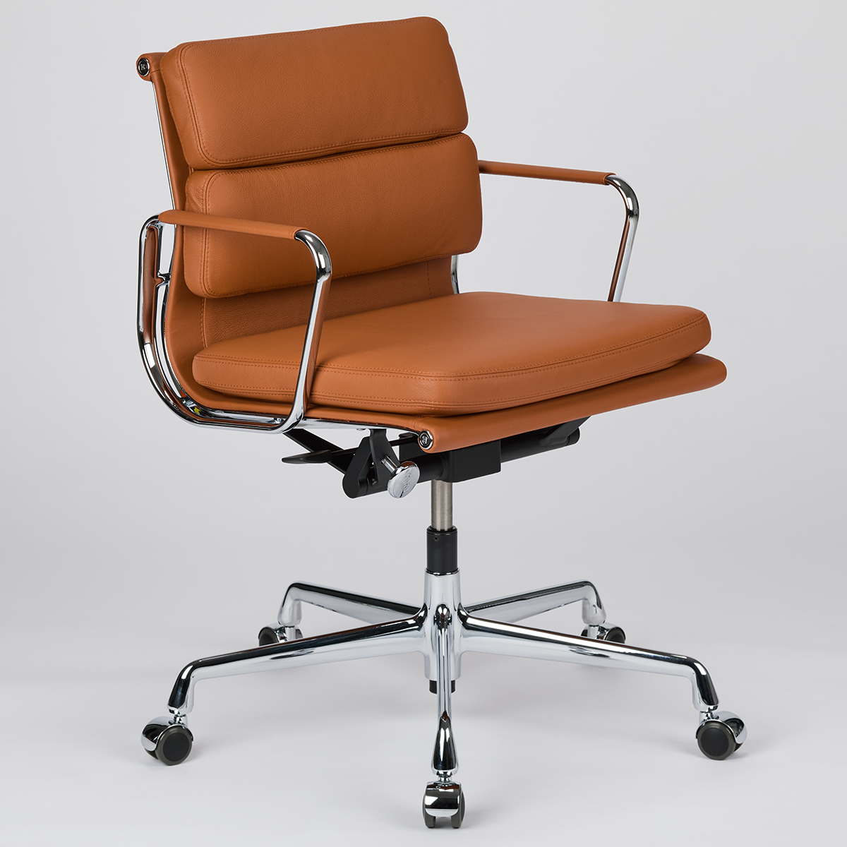 Bürostuhl ZEIT-Sonderedition Vitra Soft Pad EA217 in braunem Leder mit verchromtem Gestell, stilvoll und komfortabel.