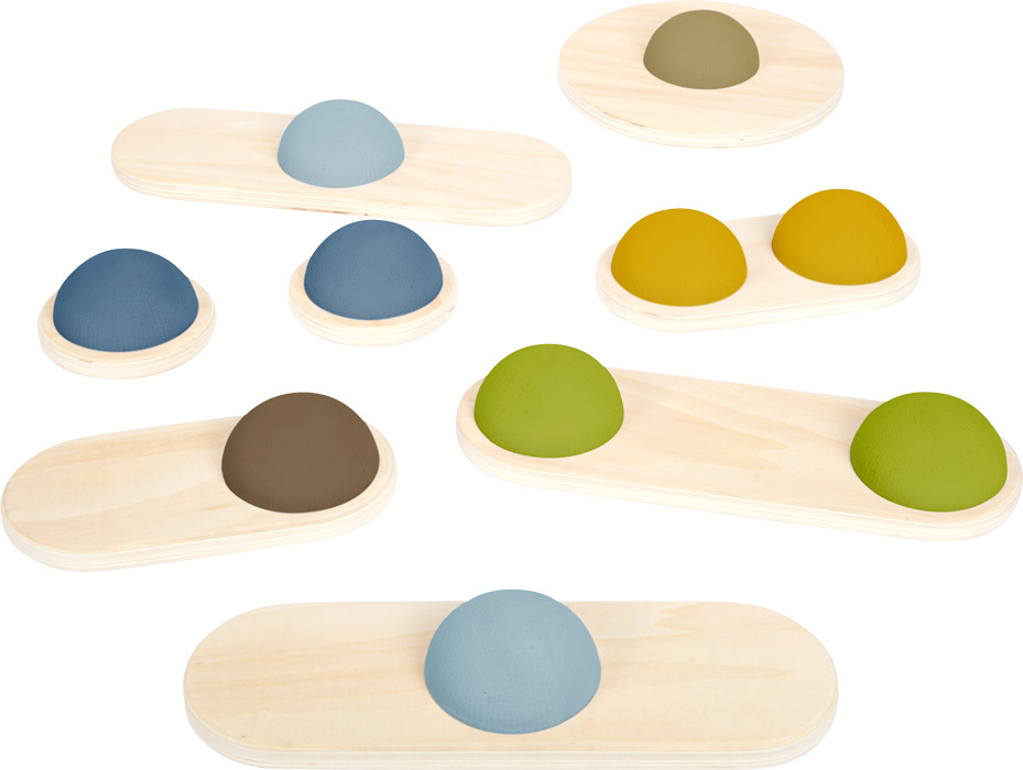 Mehrere Balanciersteine aus Holz mit farbigen Halbkugeln in Blau, Gelb, Grün und Braun auf einer hellen Holzplatte angeordnet. Die Farben sind weich und naturverbunden. Das Spielzeug ist darauf ausgelegt, Kinder in ihrem Gleichgewicht und ihrer Motorik zu fördern.