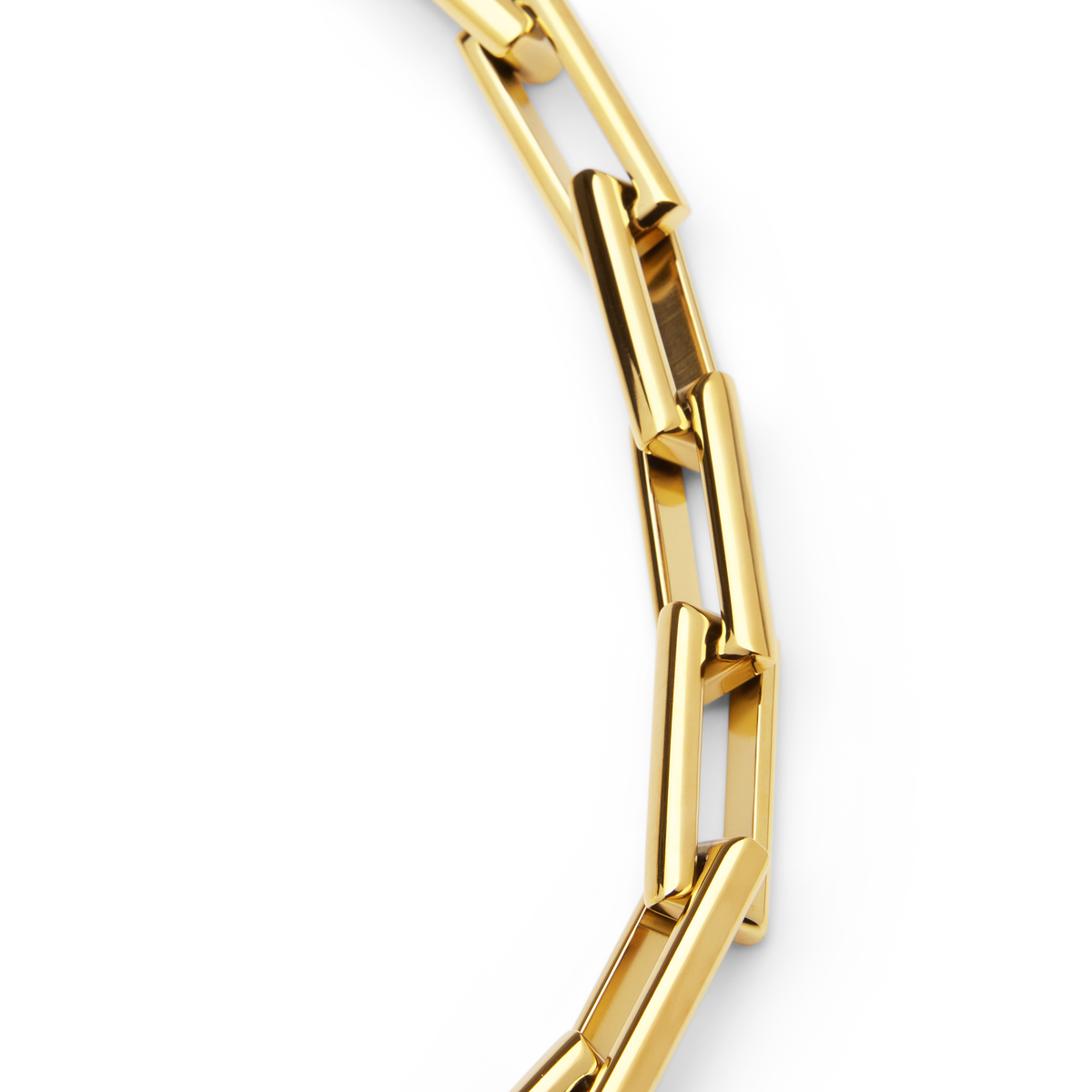 Detailaufnahme eines goldfarbenen Colliers mit rechteckigen, länglichen Gliedern auf weißem Hintergrund. Das Schmuckstück wirkt modern und elegant, ideal als Accessoire für festliche Anlässe oder als Geschenk.