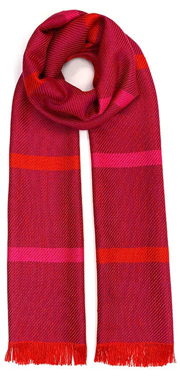 Ein handgewebter Seidenschal in lebhaften Fuchsia- und Rottönen mit einem dezenten Karomuster. Geeignet für festliche Anlässe und als trendiges Modeaccessoire für Damen und Herren.