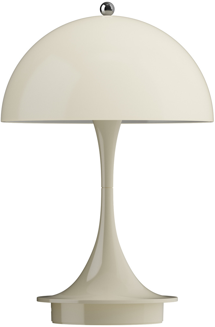 Ein tragbares Modell der Panthella 160 V3. Die Lampe hat ein elegantes, modernes Design mit einem weißen, runden Schirm und einem geschwungenen Standfuß. Ideal für stilvolle Innenraumbeleuchtung.