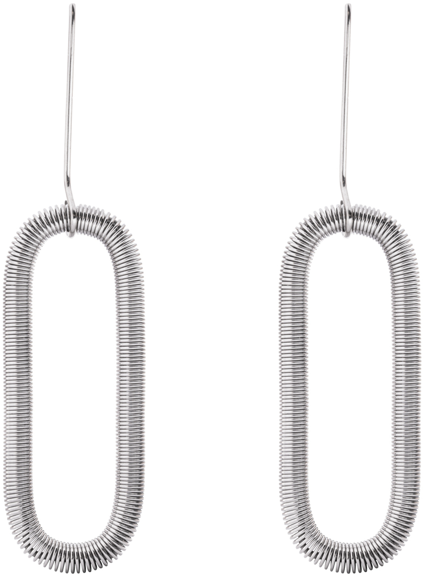 Zwei filigrane, länglich-ovale Ohrringe aus Edelstahl der Marke la molla, Modell "CHAIN", hängen nebeneinander vor weißem Hintergrund. Das Material ist silberfarben, die strukturierte Oberfläche wirkt spiralförmig und modern, geeignet für stilbewusste Damen.