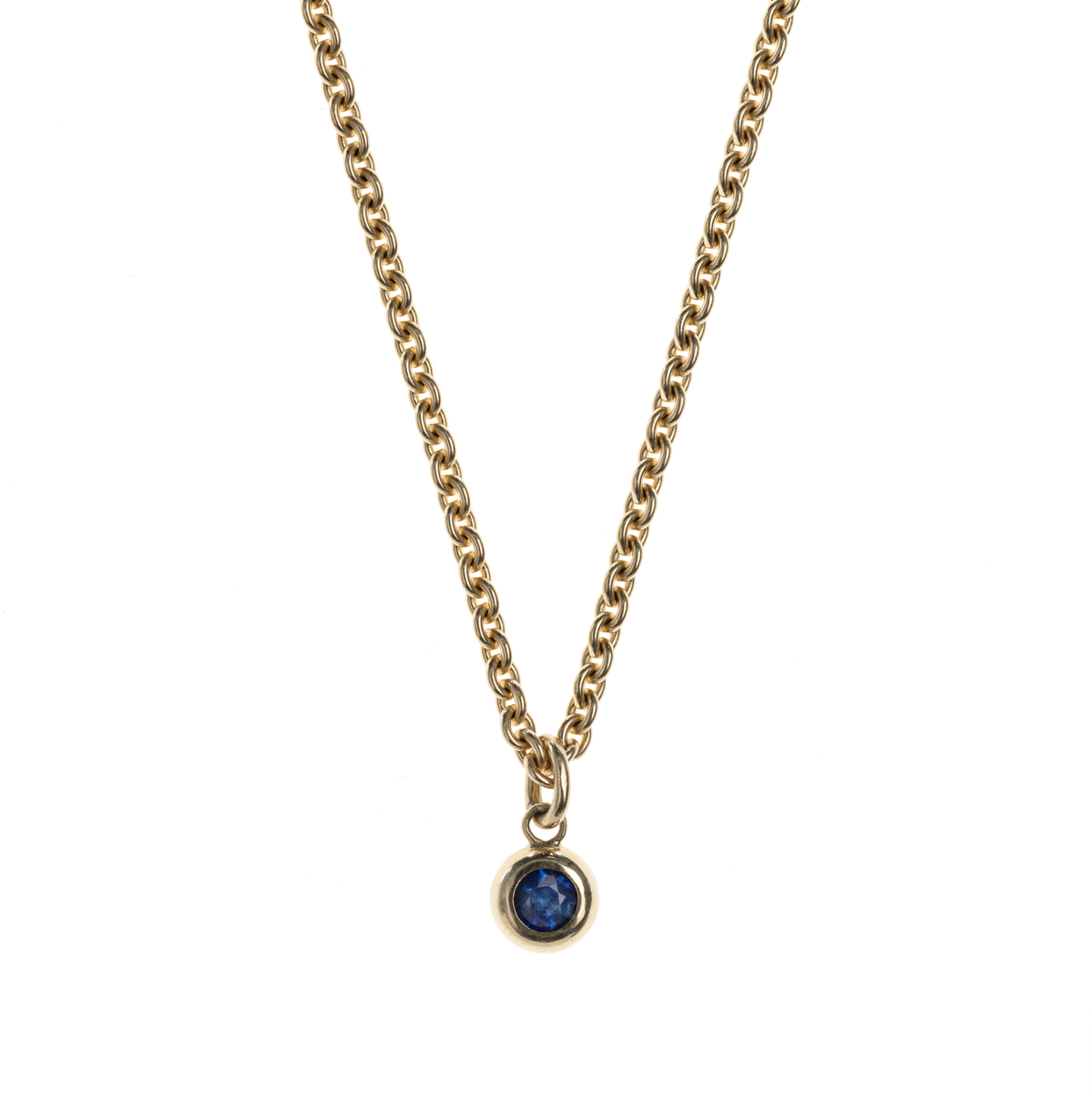 Goldene Halskette mit einem blauen Edelsteinanhänger, stilvolles und elegantes Schmuckstück perfekt für feierliche Anlässe.