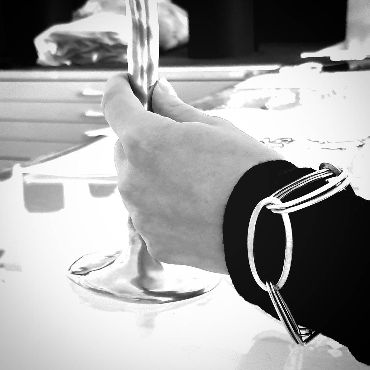Schwarz-weiß Bild eines eleganten HML-Armbandes »GRACE«, getragen am Handgelenk einer Person.