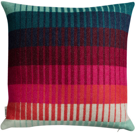 Ein quadratisches Kissen namens »ÅSMUND GRADIENT« mit einem gestreiften Ombre-Design aus Blau, Rot, Pink, Violett, Türkis und Weiß. Ideal als dekoratives Wohnaccessoire.
