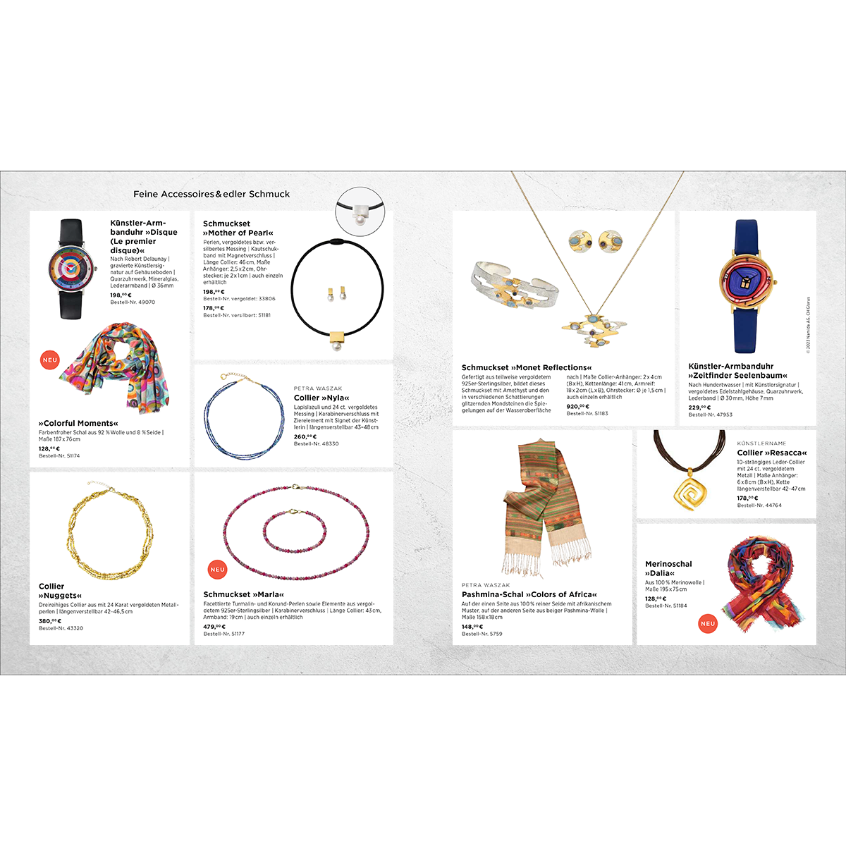 Doppelseite eines Katalogs mit feinem Schmuck und modischen Accessoires. Verschiedene Schmuckstücke wie Uhren, Ketten, Armbänder, Ohrringe und farbenfrohe Tücher sind einzeln mit Preis, Namen und kurzer Beschreibung präsentiert. Die Produkte sind auf weißem Hintergrund in rechteckigen Feldern angeordnet und werden teils in Farbfotos, teils als Designillustrationen gezeigt.