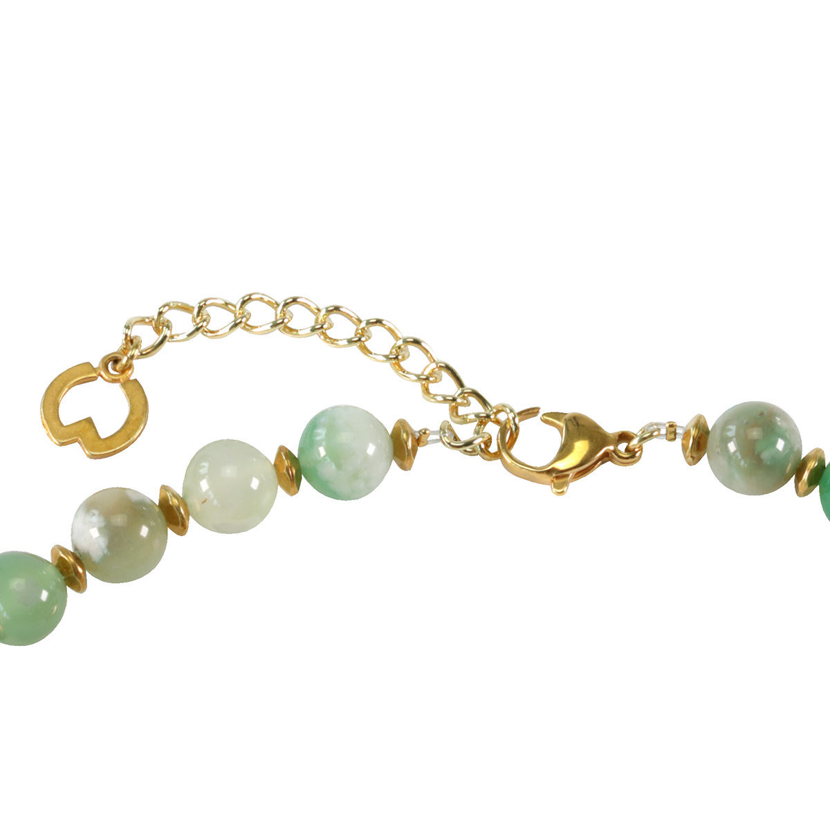 Das Bild zeigt einen Ausschnitt des Colliers aus dem Perlen-Schmuckset "Tami" von Petra Waszak und Ars mundi. Das Collier besteht aus grünlichen Achatperlen und vergoldeten Messingelementen. Zu sehen sind die feine Gliederkette, ein Karabinerverschluss und ein stilisiertes, goldfarbenes Zwischenelement.