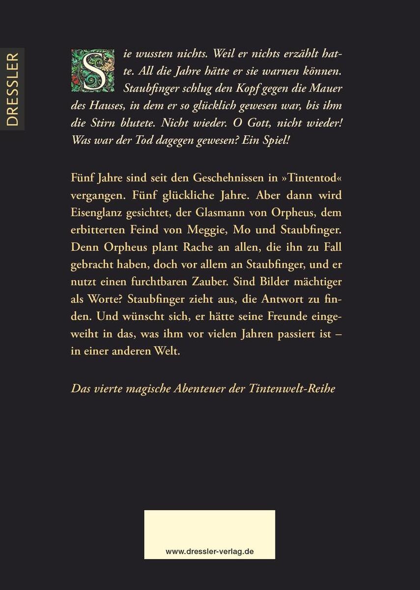 Vorderseite von 'Tintenwelt 4' von Cornelia Funke. Das Cover zeigt einen Textauszug mit einer grünen Initiale 'S' auf schwarzem Hintergrund und gelbem Text.